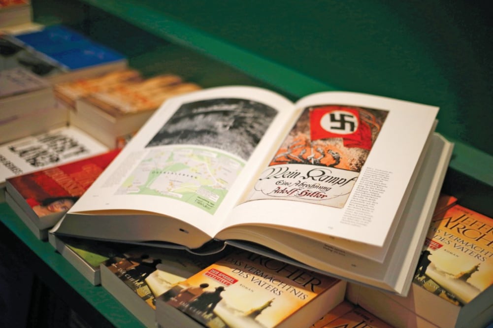 El libro Mi Lucha; edición crítica, en una librería de Munich. El Instituto de Historia Contemporánea lanzó el tex to días después de que los derechos de autor sobre el original en alemán expiraran a finales de 2015 (MICHAEL DALDER. REUTERS)