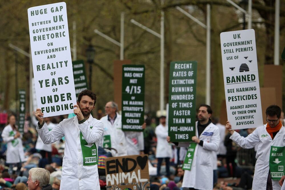 Asistentes a una manifestación del grupo Extinction Rebellion contra el cambio climático, en Londres. Foto: AFP