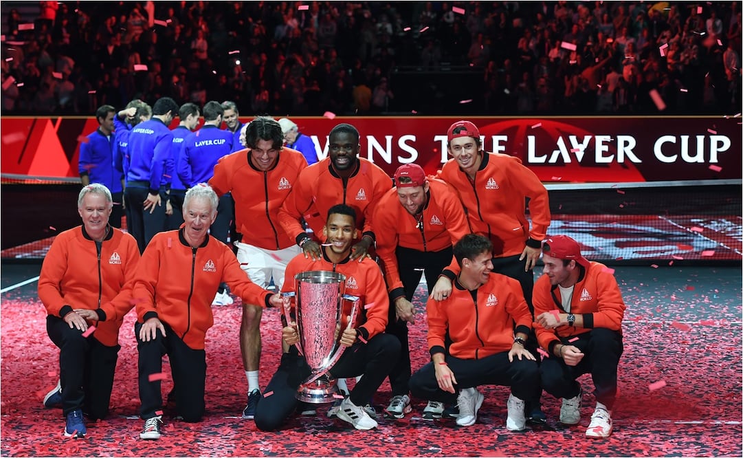 El equipo Resto del Mundo, capitaneado por John McEnroe posando con su primer trofeo / Foto: EFE