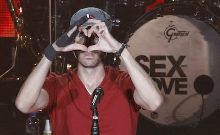 Enrique Iglesias complace a miles de fans