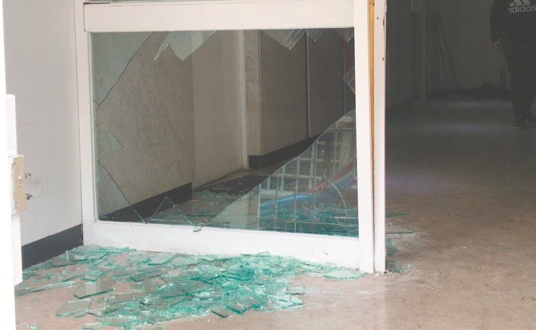 Los elementos de PDI rompieron la puerta del departamento. La FGJ dijo que pagará los daños. Foto: Cortesía Liset González.