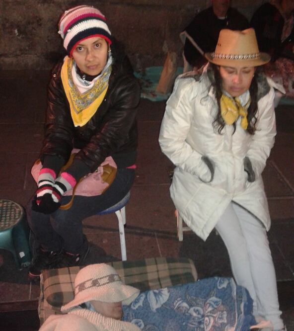 Acompañada por su madre y su hermana, originarias del municipio de Huetamo, llegaron con tres pequeños bancos de plástico, cobijas par enfrentar las bajas temperaturas, atunes, bebidas azucaradas y agua embotellada (Tania Gómez / EL UNIVERSAL)