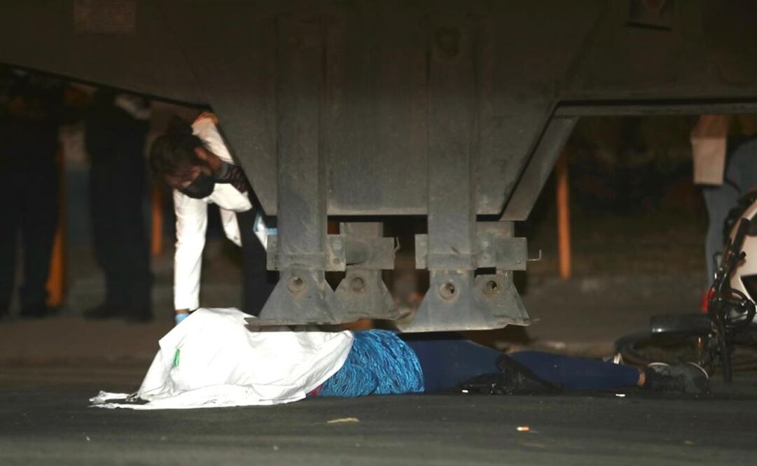 El hombre intentó esquivar la puerta del taxi cruzándose a su paso con un trailer de la SSC, quien lo embistió, causándole la muerte. Foto: Valente Rosas/EL UNIVERSAL