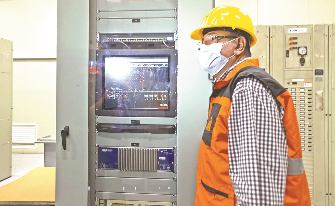Personal del STC supervisa que todo funcione correctamente en el Puesto Central de Energía. Foto: Diego Simón. EL UNIVERSAL
