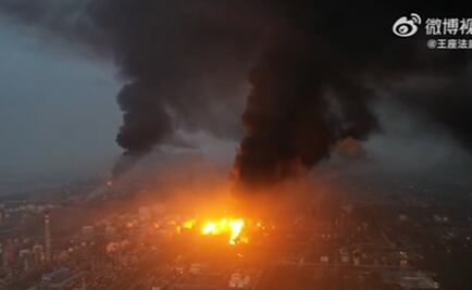 VIDEO. Incendio en fábrica petroquímica en Shanghái deja un muerto