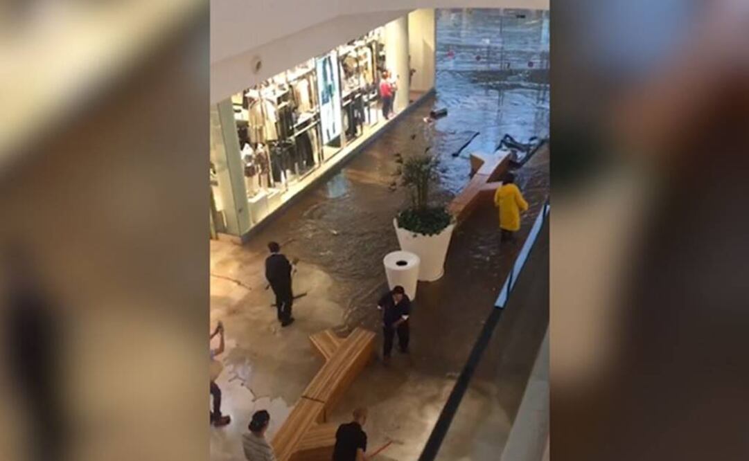 En Zapopopan, el agua alcanzo a entrar en el primer nivel del centro comercial Plaza Galerías (Foto: Especial)