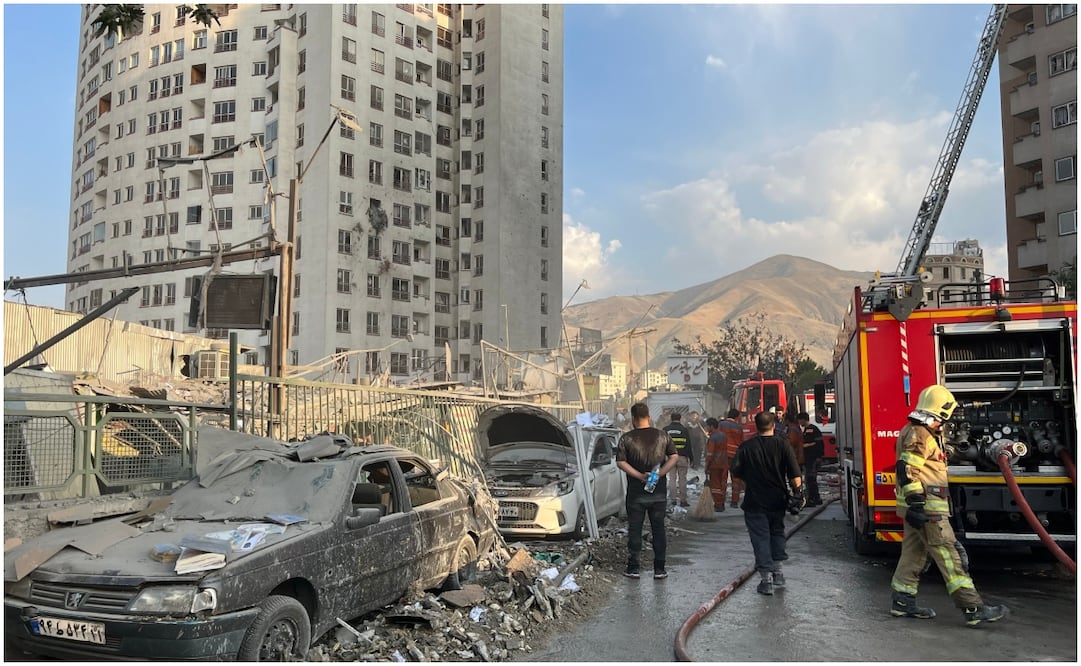 Bomberos trabajan en el exterior de un edificio alcanzado por ataques aéreos israelíes al norte de Teherán, Irán, el 13 de junio de 2025. Israel confirma que ha lanzado ataques contra el programa nuclear iraní, mientras se escuchan explosiones en todo el país. Foto: EFE