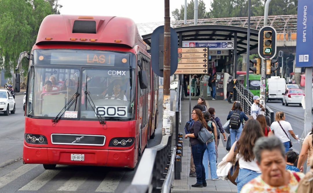 De las 26 unidades que operan en las líneas 1, 2 y 5, un total de 16 vehículos fueron fabricados por Yutong; cuatro autobuses fueron producidos por Sunwin y seis unidades para la Línea 5 fueron construidas por la empresa Zhongtong.
Foto: Carlos Mejía / EL UNIVERSAL
