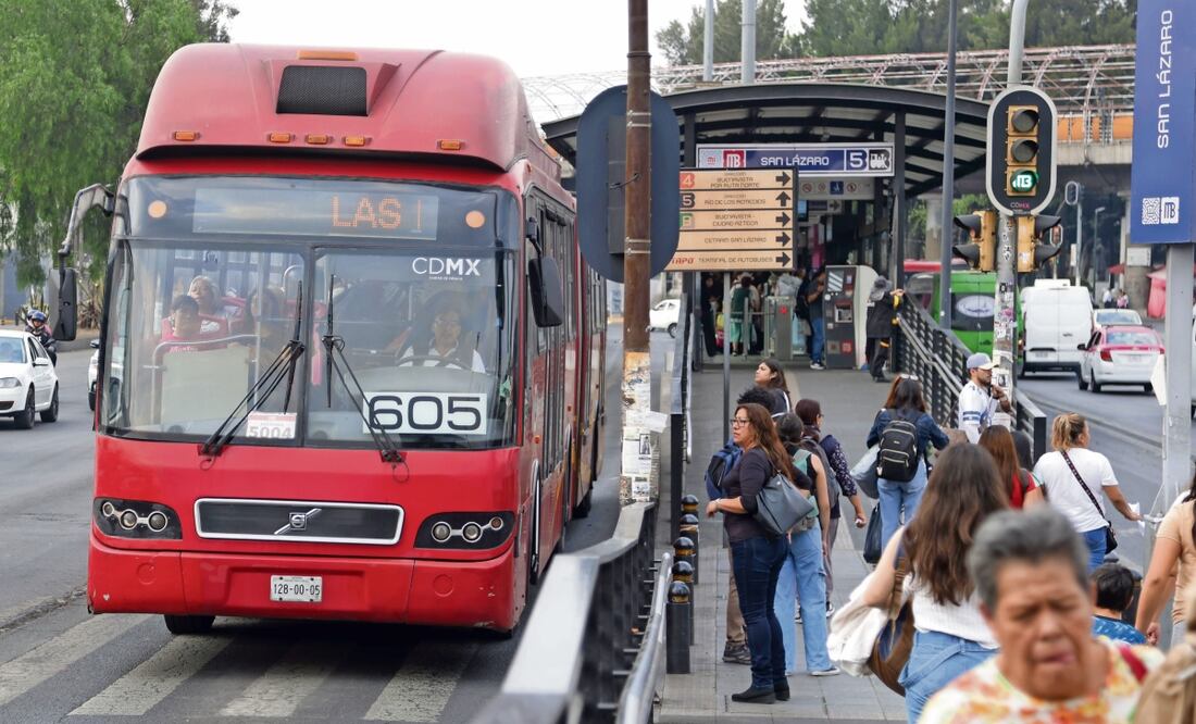 De las 26 unidades que operan en las líneas 1, 2 y 5, un total de 16 vehículos fueron fabricados por Yutong; cuatro autobuses fueron producidos por Sunwin y seis unidades para la Línea 5 fueron construidas por la empresa Zhongtong.
Foto: Carlos Mejía / EL UNIVERSAL