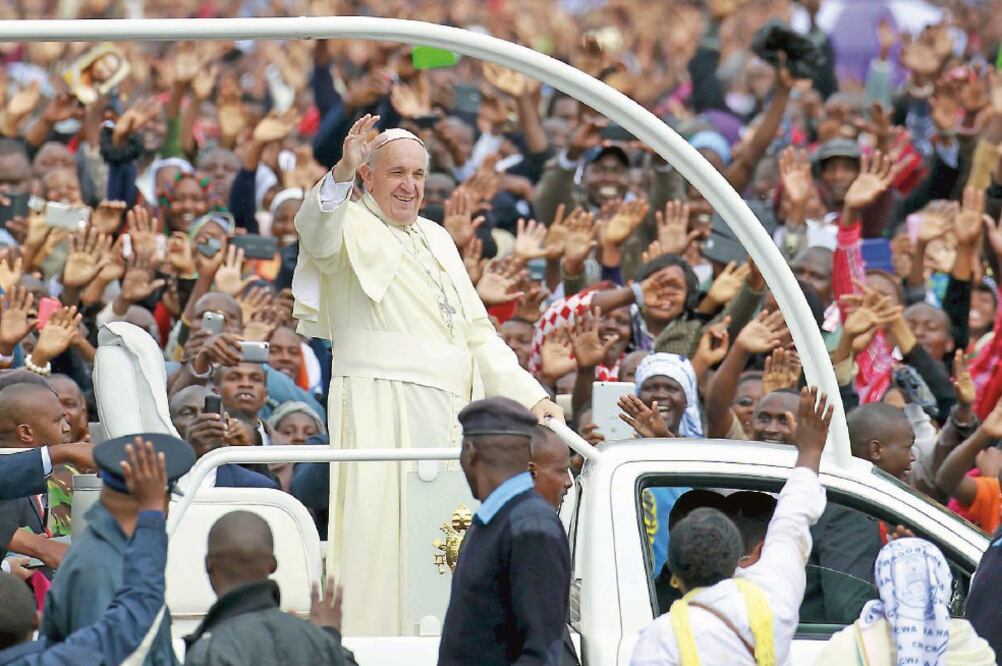 El papa Francisco saluda a los fieles, a su llegada para celebrar una misa masiva en Nairobi, ayer. El jerarca se reunió también con líderes de otras religiones, a quienes dijo que el nombre de Dios no debe usarse para “incitar al odio” (REUTERS)