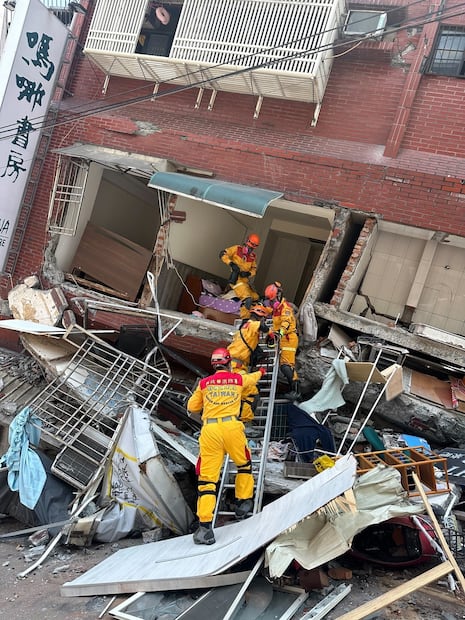 Una foto facilitada por la Agencia Nacional de Bomberos de Taiwán muestra a miembros de un equipo de búsqueda y rescate realizando operaciones de rescate en un edificio. Foto: EFE