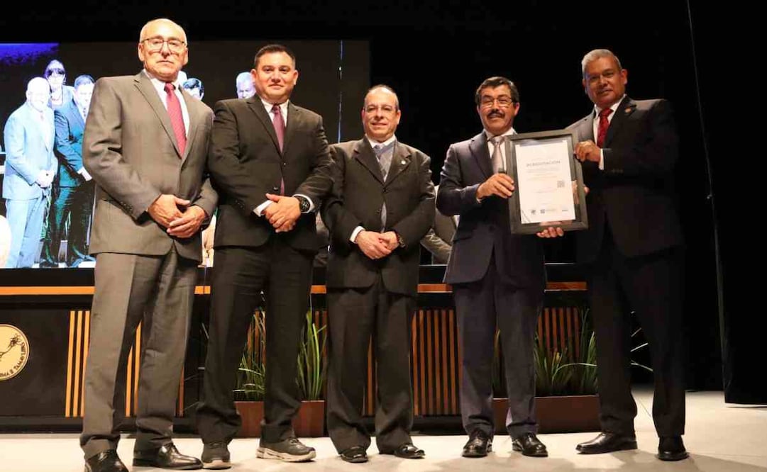 El rector Dámaso Anaya Alvarado celebra la excelencia academica de la Universidad Autónoma de Tamaulipas / Foto: Especial