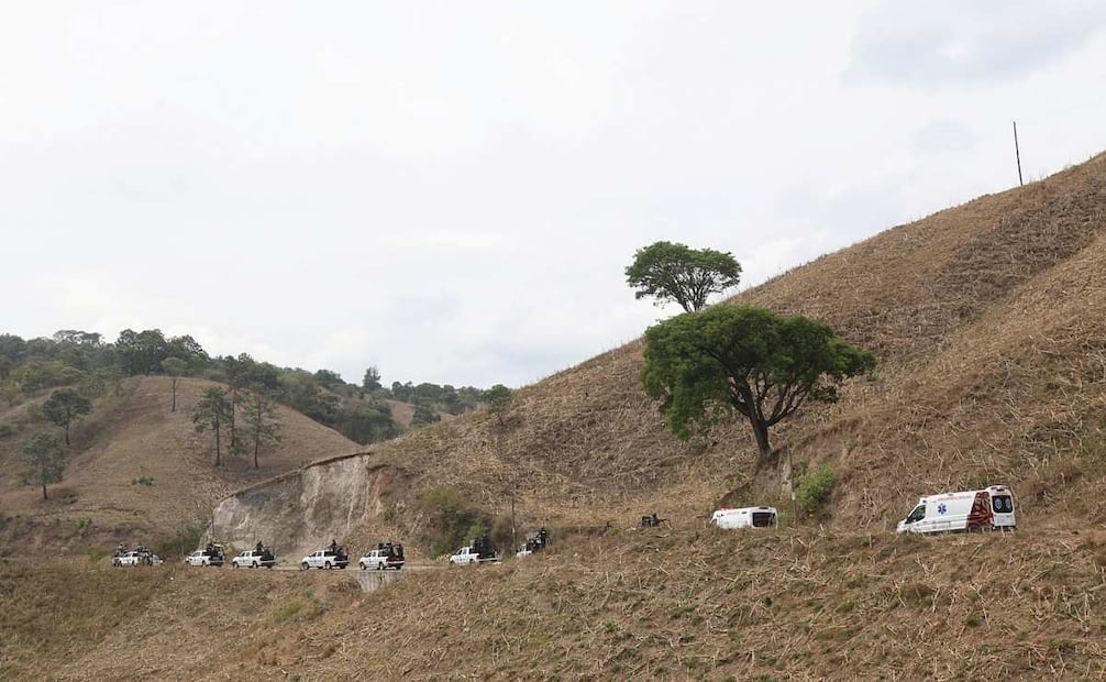 Habitantes caminan por las calles de Chilapa, Guerrero, ante la presencia de elementos del Ejército y de la Guardia Nacional, en medio de la inseguridad y violencia derivada de la disputa de Los Ardillos y Los Tlacos. Foto: José Luis de la Cruz / EFE