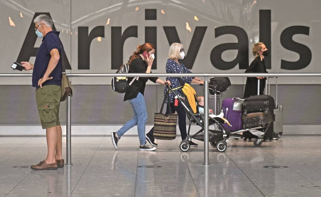 Viajeros en el Aeropuerto Internacional de Londres Heathrow; 47 países ya no estarán en la lista roja de Reino Unido. Foto: Daniel Leal-Olivas/ AFP.