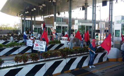 Manifestantes levantan plumas de casetas en Morelos