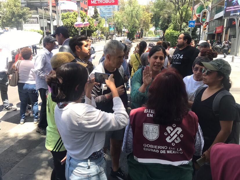 Decenas de vecinos de las colonias Nápoles, Del Valle Tlacoquemécatl y Nochebuena, bloquearon avenida de los Insurgentes para demandar que se hagan públicos los resultados de los estudios al agua, ya que, aseguran, huele a combustible. (FOTO: J.C. Williams)