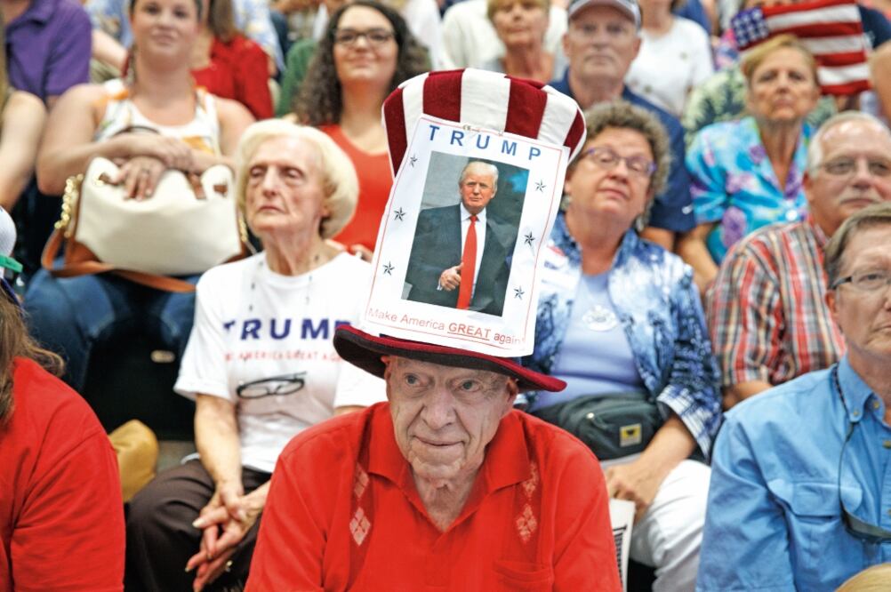 Jim Bush, de Colorado Springs, espera la llegada del candidato presidencial republicano Donald Trump, quien también encabezó un acto en la ciudad de Denver (EVAN VUCCI. AP)