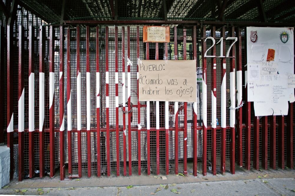 Durante un recorrido por diferentes CECyT, algunos aún lucían cerrados ayer y en paro desde hace 39 días, por lo que existen dudas si el movimiento estudiantil continuará o los alumnos regresarán hoy a las aulas (IVÁN STEPHENS EL UNIVERSAL)