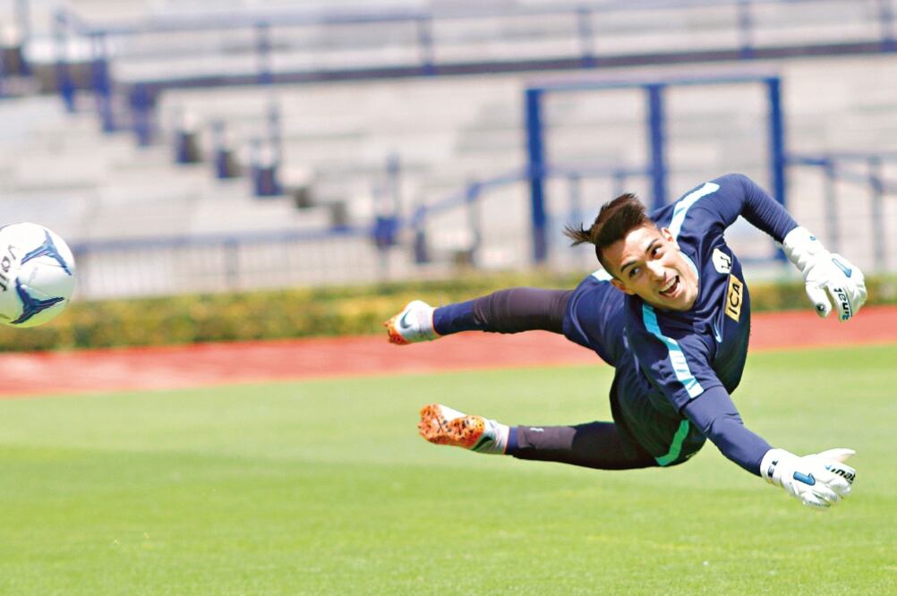 El portero universitario Alfredo Saldívar se comporta a la altura del club cuando es requerido en lugar de Pikolín (ÁLVARO PAULÍN. IMAGO7)