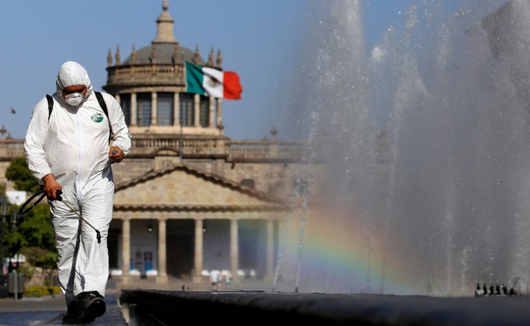A worker wearing a protective suit sprays disinfectant during a campaign to sanitize public spaces as a preventive measure against the spread of the new coronavirus, COVID-19 - Photo: Ulises Ruiz/AFP