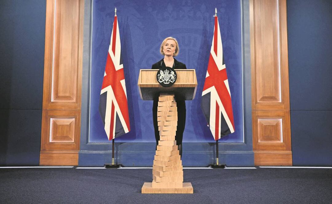 La ministra británica, Liz Truss, sólo contestó a cuatro preguntas tras anunciar el cese de Kwarteng. Foto: Daniel Leal/AFP