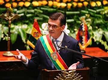 Rodrigo Paz jura como nuevo presidente de Bolivia; dice que el país "está devastado"