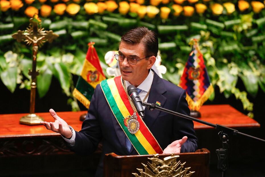 El presidente constitucional de Bolivia, Rodrigo Paz Pereira, pronuncia un discurso este sábado, luego de su investidura en La Paz. Foto: EFE