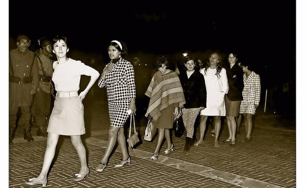 Imagen de septiembre de 1968 de estudiantes detenidas durante la ocupación militar de Ciudad Universitaria. Imágenes tomadas del libro “La Historia de las Mujeres en México. Panorámicas, abordajes y aproximaciones”