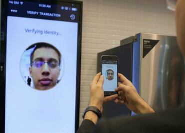 Una selfie para pagar la tarjeta de crédito Mastercard