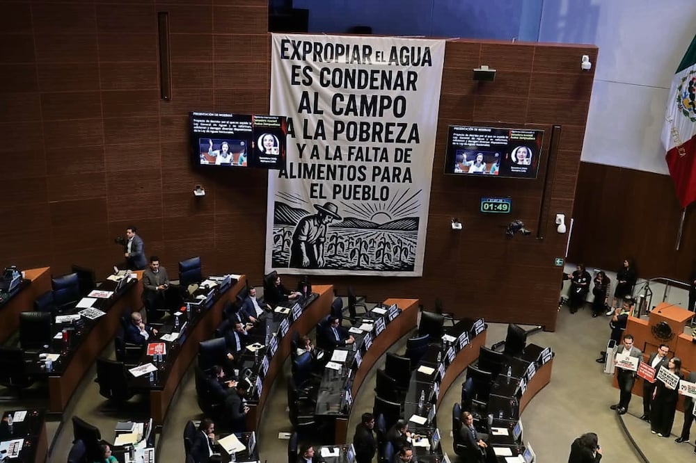 La bancada panista colgó en una de las paredes del salón de sesiones una manta que denunciaba que “expropiar el agua es condenar al campo a la pobreza”. Foto: Gabriel Pano / EL UNIVERSAL