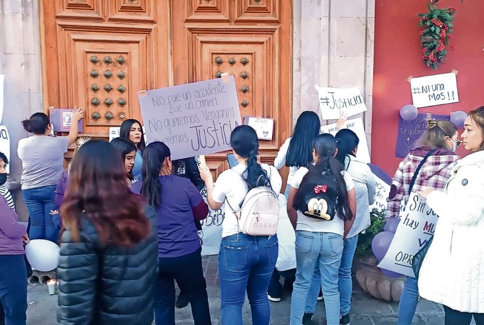 “Me negué a abortar y me mataron”, “Justicia para Blanca Azucena y su bebé” y “#Niunamás”, son algunas de las frases que resonaron en redes sociales y en la marcha de ayer para pedir justicia por el feminicidio de la joven. Foto: Especial