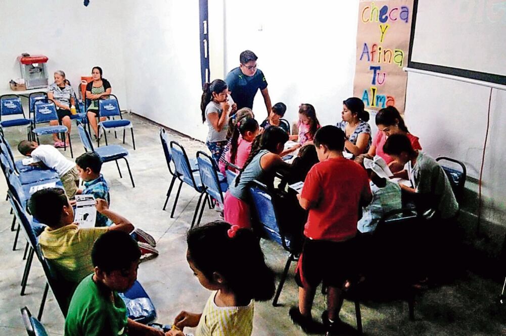El sábado pasado misioneros de la iglesia Stepping On Waters traían desde Oklahoma, Estados Unidos, mochilas con útiles escolares para obsequiar a niños de escasos recursos de los municipios de Allende y Zaragoza, Coahuila (HILDA FERNÁNDEZ . EL UNIVERSAL)
