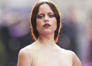 Jenna Ortega divide opiniones durante la premier de "Merlina 2"; la actriz regaló helados que ya había lamido