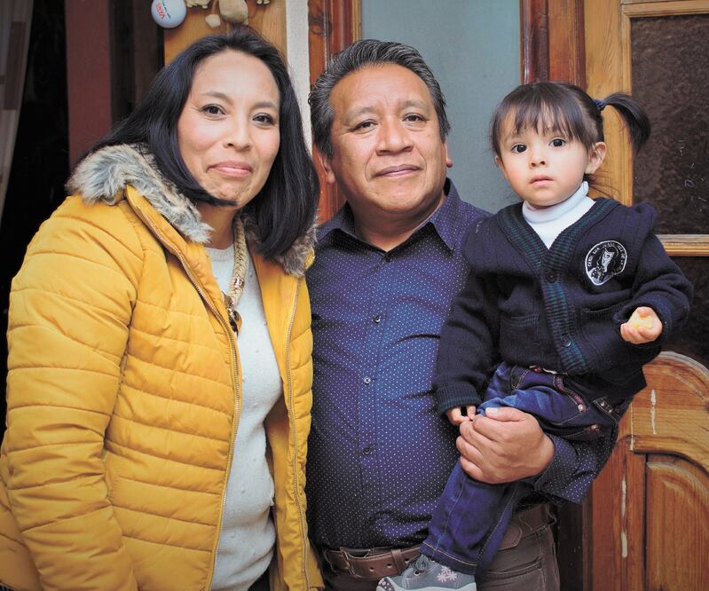 Bibiana y Juan han tenido una mala experiencia en el proceso de adopción de su hija Emilia, debido a los largos meses de espera para que DIF-CDMX les dé una respuesta. Foto: IVÁN CRUZ. EL UNIVERSAL