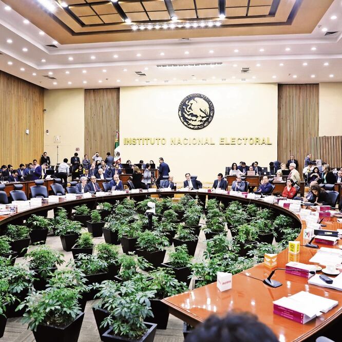 El presidente del INE, Lorenzo Córdova, dice que el recorte presupuestal pone en riesgo sus funciones y autonomía. ARCHIVO EL UNIVERSAL