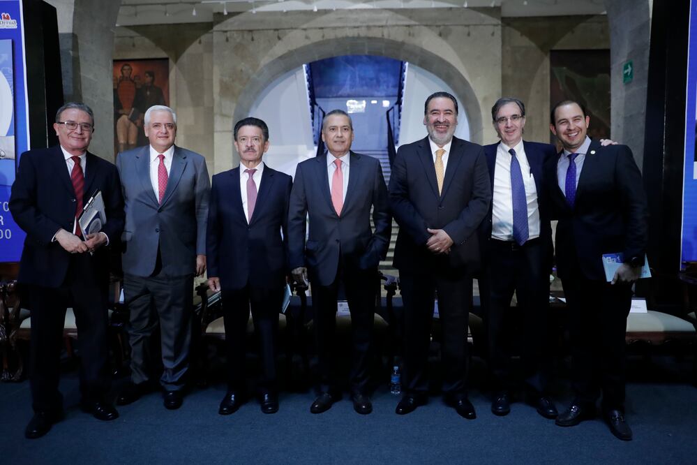 Ricardo Rocha, Luis Antonio Godina Herrera, Carlos Navarrete, Manlio Fabio Beltrones, Marco Humperto Aguilar, José Woldenberg y Marko Cortés, en la presentación del libro "La negociación ¿Es necesaria la política? (IVAN STEPHENS. EL UNIVERSAL)
