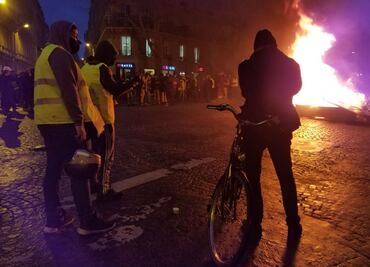 Un millar de arrestos, más de 100 heridos, en protestas en Francia, dice el gobierno