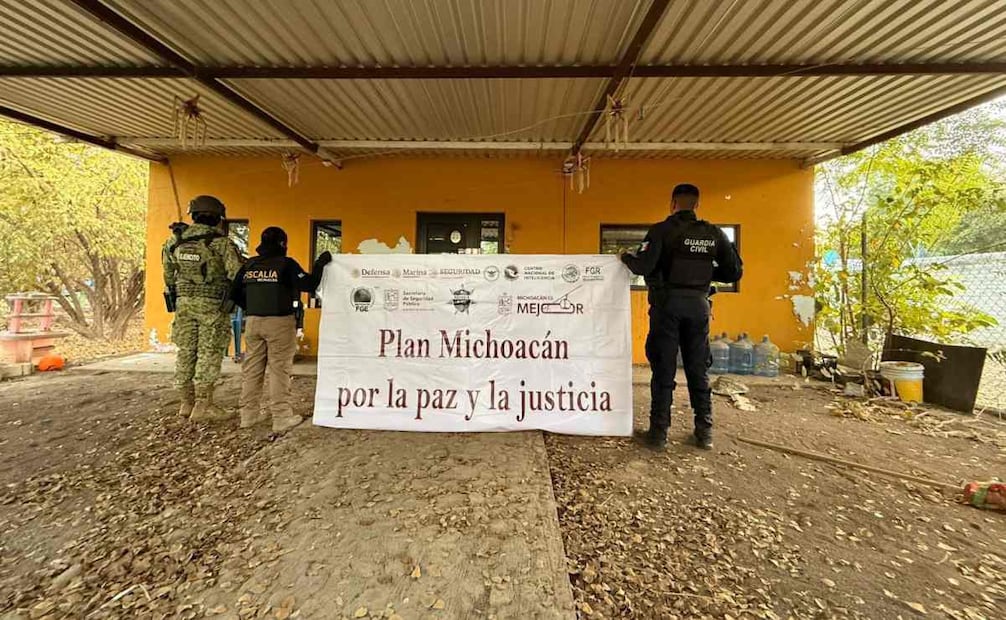 Realizan 21 cateos tras captura de "El Botox" en Apatzingán; aseguran droga, armas y radios.
Foto: Especial.