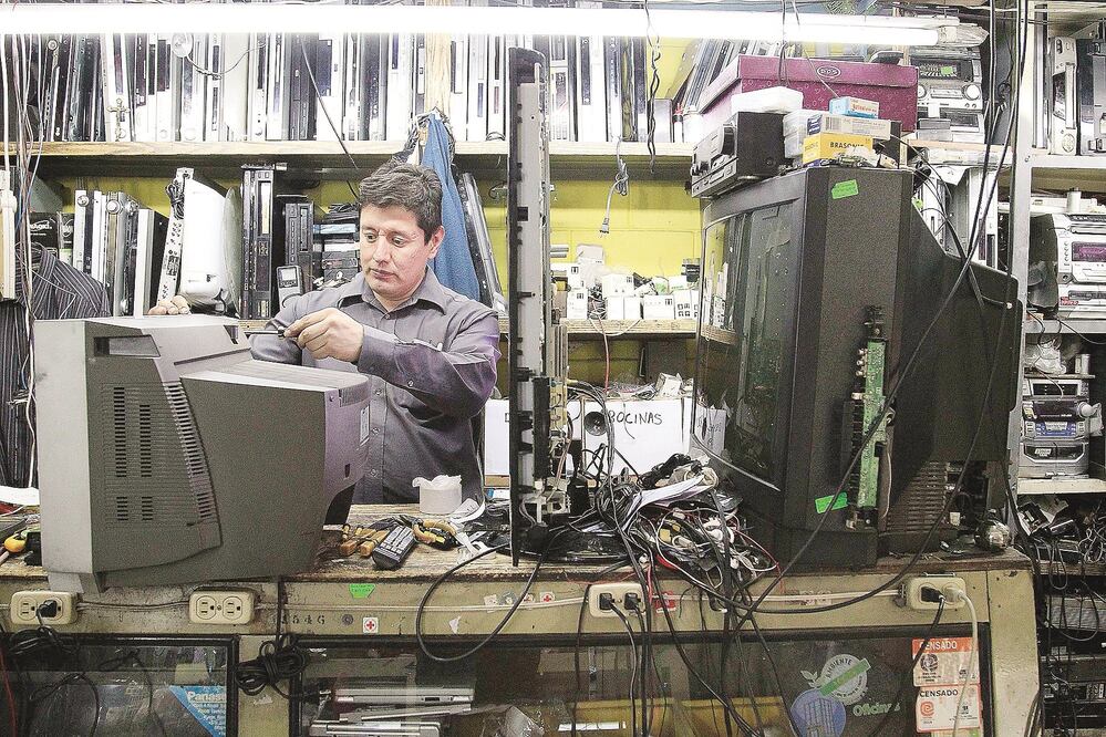 En su oficio como técnico en electrónica, David Villeda señala que falta información sobre la contaminación que producen los desechos electrónicos y añade que la gente no sabe qué hacer con sus teles analógicas (ARIEL OJEDA. EL UNIVERSAL)
