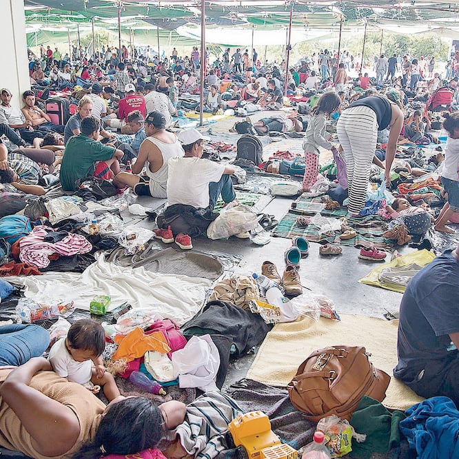 Se han establecido seis puntos de acopio en la capital del país para que la población acuda a donar colchonetas, bolsas de dormir, cobijas, suéteres, pañales, artículos de higiene personal, entre otros productos para los migrantes. LUIS VILLALOBOS. EFE