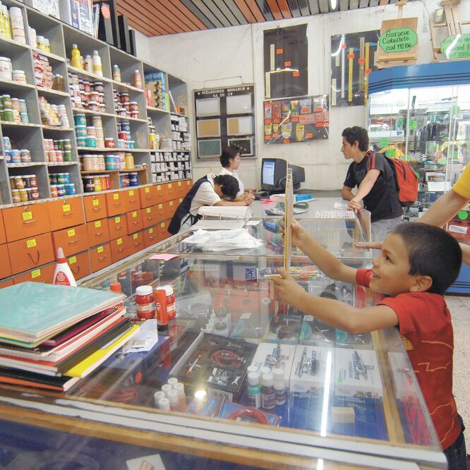 Renuencia. De acuerdo con Inegi, 73.6% de negocios encuestados rechaza un crédito bancario por considerarlo caro y por desconfianza. Foto/ARCHIVO EL UNIVERSAL