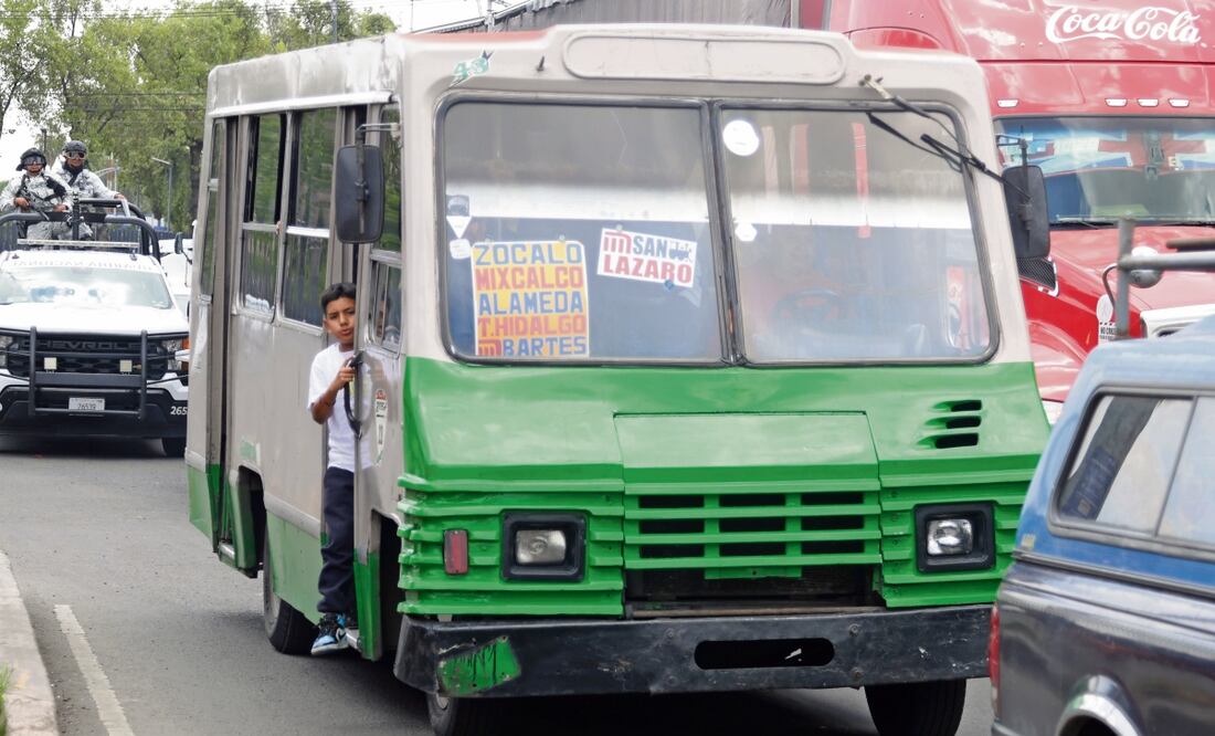 El mal servicio continúa y las unidades están en pésimas condiciones, señalaron algunos usuarios de microbuses. Foto: Carlos Mejía / EL UNIVERSAL
