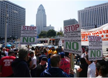 Activistas exigen respuesta a autoridades de Los Ángeles tras redadas migratorias; "líderes municipales rompieron su promesa", afirman