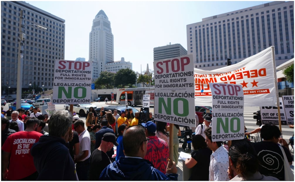 Organizadores comunitarios protestan frente al Edificio Federal después de que las autoridades federales de inmigración realizaron un operativo el viernes 6 de junio de 2025 en Los Ángeles. Foto: AP
