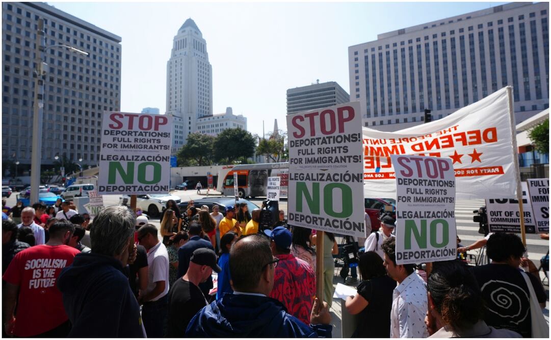 Organizadores comunitarios protestan frente al Edificio Federal después de que las autoridades federales de inmigración realizaron un operativo el viernes 6 de junio de 2025 en Los Ángeles. Foto: AP
