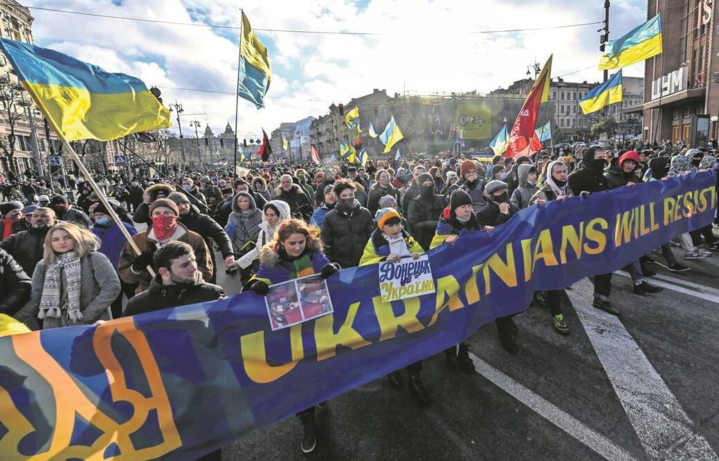 Los ucranianos asisten a una manifestación en el centro de Kiev, durante una protesta contra la posible escalada de la tensión entre Rusia y Ucrania. Foto: Sergei Supinsky/ AFP.