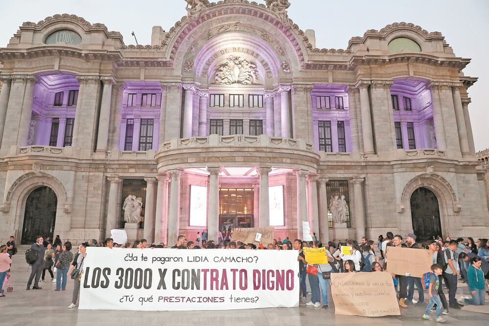 La lucha de trabajadores de la cultura por mejoras salariales, prestaciones y reconocimiento laboral ha tomado años en México. En la imagen, protestas en Bellas Artes en 2018. Foto: ARCHIVO EL UNIVERSAL