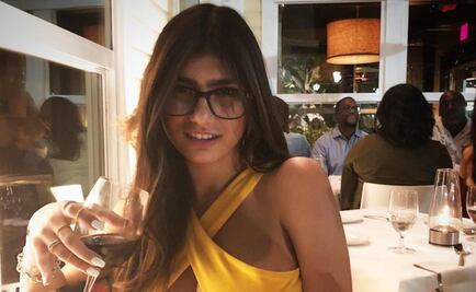 Mia Khalifa publica foto en la bañera comiendo una hamburguesa