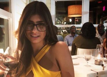 Mia Khalifa publica foto en la bañera comiendo una hamburguesa