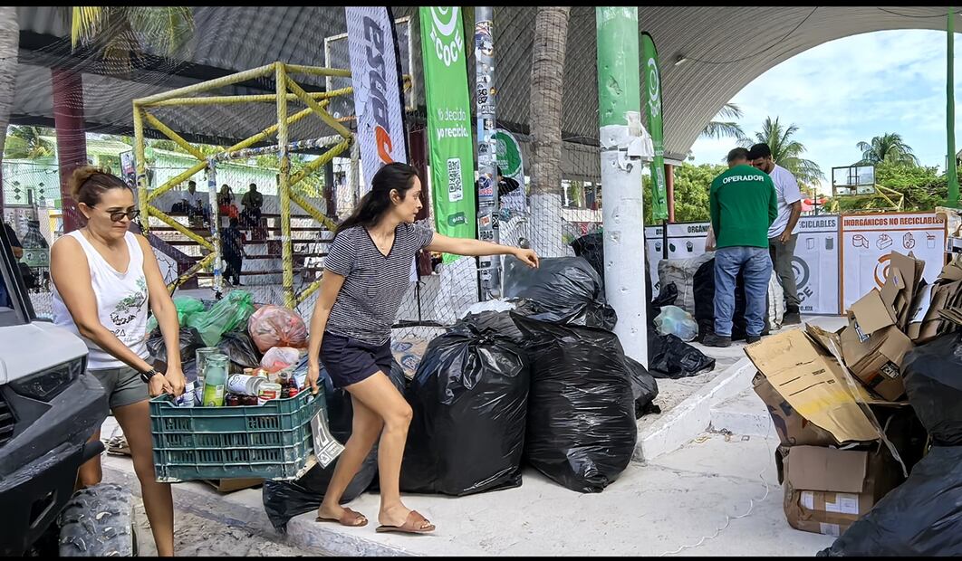 Una vez al mes pobladores voluntarios, estudiantes y comerciantes participan en cuadrillas de limpieza para recolectar basura en la isla de Holbox, Quintana Roo. Foto: Adriana Varillas/EL UNIVERSAL